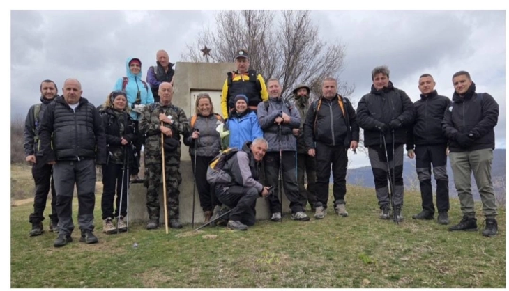 Свежо цвеќе пред споменикот на Љупчо и Раде во Главовица положија планинарите од ПСК „Осогово“