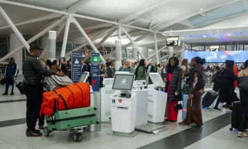 Агенти на ICE распоредени на 14 американски аеродроми