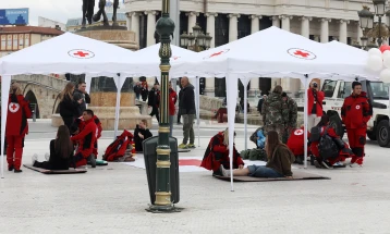 На Плоштадот „Македонија“ граѓаните имаа можност да учат за првата помош од обучени тимови на Црвен крст, МВР и АРМ