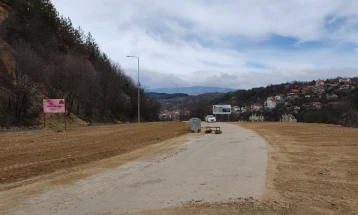 Во Македонска Каменица продолжуваат активностите за уредување и озеленување на просторот покрај стариот пат кон Кочани