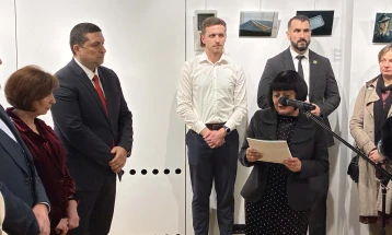 Сиљановска-Давкова ја отвори изложбата „Архивски документи“ на Жанета Вангели во македонскиот КИЦ во Загреб