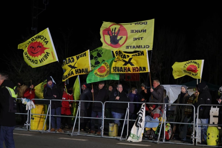 Германија почна контроверзен транспорт на нуклеарен отпад