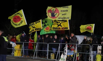 Германија започна контроверзен транспорт на нуклеарен отпад