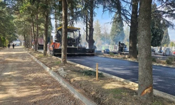 Асфалтирање на главната патека на градските гробишта во Охрид