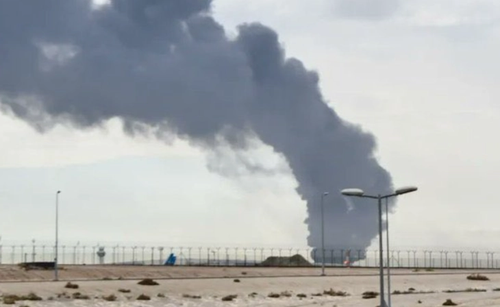 Zjarr në aeroportin e Kuvajtit pas sulmeve me dronë