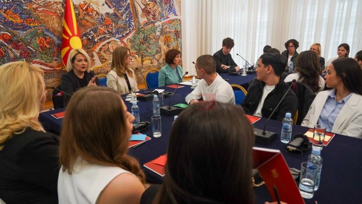 Средношколски дијалог со претседателката Сиљановска-Давкова: Учениците не треба да бидат само енциклопедии што меморираат, туку личности што размислуваат и низ своја призма ги оценуваат нештата