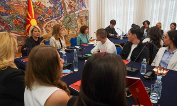 Средношколски дијалог со претседателката Сиљановска-Давкова: Учениците не треба да бидат само енциклопедии што меморираат, туку личности што размислуваат и низ своја призма ги оценуваат нештата