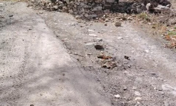 Почна расчистување и санација на ударните дупки на патот за село Тресонче, Мала Река