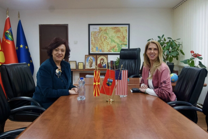 Американската в.д. амбасадорка Варнс во посета на Општина Кисела Вода