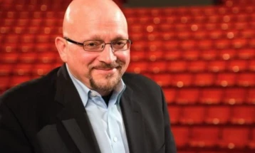 Џефри Ерик Џенкинс: Театарот мора да продолжи да гради мостови меѓу заедниците, спротивставувајќи се на искушението да се повлече во изолираност или институционална самозаштита