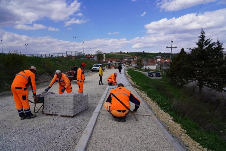 Во велешкото село Иванковци се реконструираат тротоарите