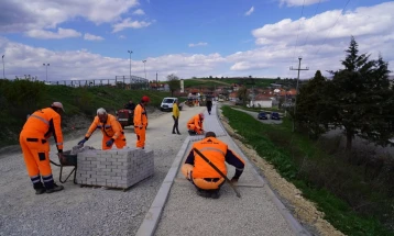Во велешкото село Иванковци се реконструираат тротоарите