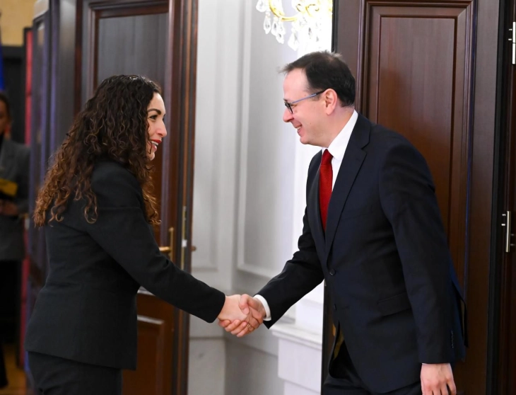 Presidentja Osmani priti në takim ambasadorin e Turqisë në Kosovë, Sabri Tunç Angili