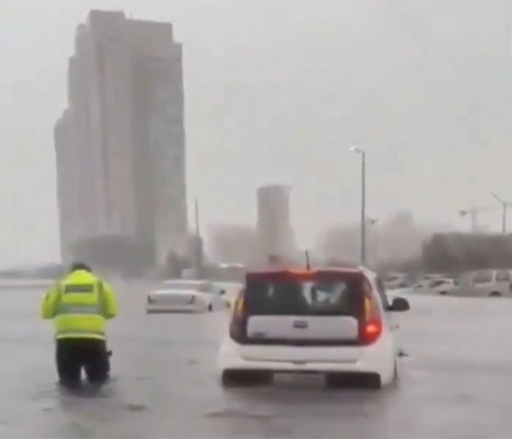 Обилните дождови предизвикаа поплави во повеќе градови во ОАЕ