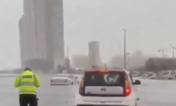 Обилните дождови предизвикаа поплави во повеќе градови во ОАЕ