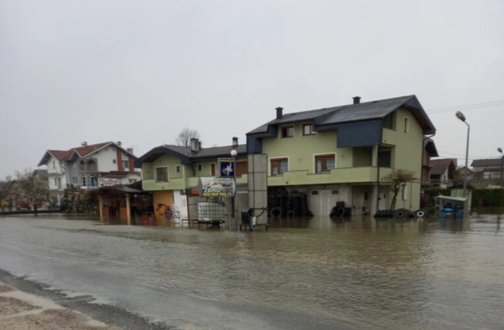 Во делови од БиХ поради невреме нема струја, растат водостоите