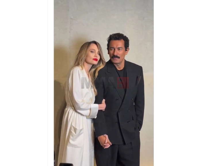 Анџелина Џоли во Шангај се фотографира со дизајнерот Хајдер Акерман држејќи го за рака