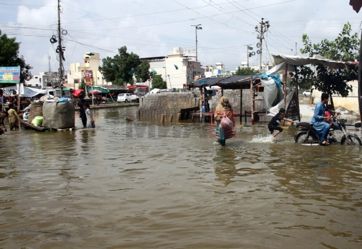 Në përmbytjet në Pakistan dhe Afganistan humbën jetën 45 persona