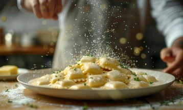 Њоки во кремаст сос од тиквички и печурки