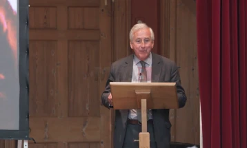 Кралскиот историчар  Викерс тврди дека принц Филип години наназад боледувал од рак на панкреасот