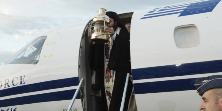 Грција ќе ги исцрпи сите можности за безбедно пренесување на благодатниот оган