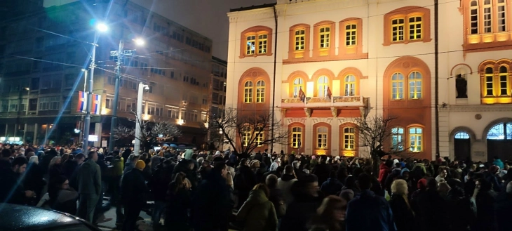 Протести во центарот на Белград по влегувањето на полицијата во Ректоратот на Универзитетот (ДПЛ)