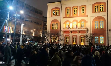 Протести во центарот на Белград по влегувањето на полицијата во Ректоратот на Универзитетот (ДПЛ)