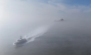 Британските власти велат дека танкер бил погоден од проектил кај Катар