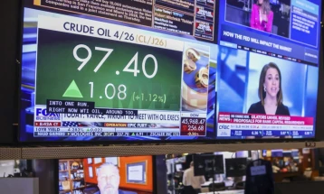 Çmimi i naftës pëson rënie në më pak se 100 dollarë për fuçi pas njoftimit për përfundimin e luftës në Lindjen e Mesme