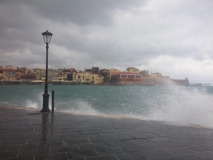 Една жртва во невремето во Грција, предизвикани материјални штети