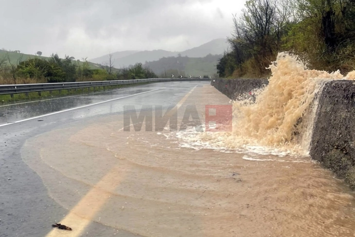 Невреме во Италија: Се урна мост на пат, поплави во повеќе региони