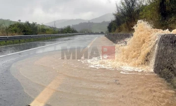 Невреме во Италија: Се урна мост на пат, поплави во повеќе региони