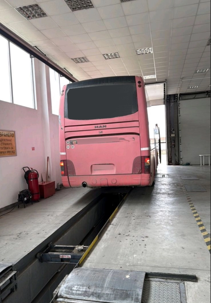 Санкциониран возач на автобус, кој со неисправни сопирачки возел двојно повеќе деца од дозволеното