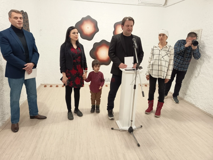 Во Музеј галерија Кавадарци отворена изложбата „Мајкинство“