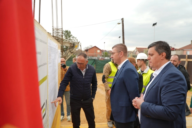 Mickoski nga Ilindeni: Qeveria vazhdon me investime në arsim, po ndërtohet ndërtesë e re shkollore në SHFK “Goce Dellçev”