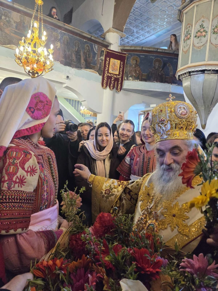 По повод Цветници црквата „Успение на Пресвета Богородица“ во Дебар преполна со верници од сите делови на државава