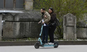 (Фото галерија) Скопјани на тротинет