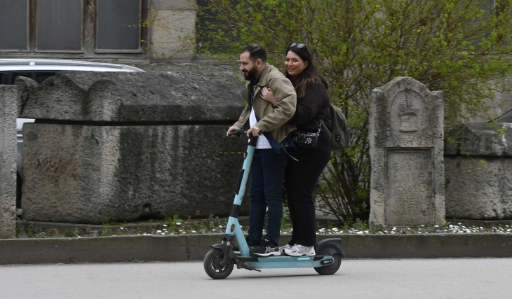 (Galeri fotosh) Shkupjanët në trotinetë