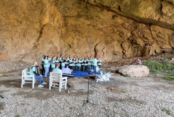 Тетовскиот хор „Балтепе“ одржа концерт во пештера кај Јегуновце