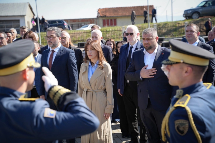 Presidentja Haxhiu bëri homazhe në Rezallë:  Gjurmët e krimit nuk do të fshihen kurrë e krimet e Serbisë nuk do të harrohen kurrë