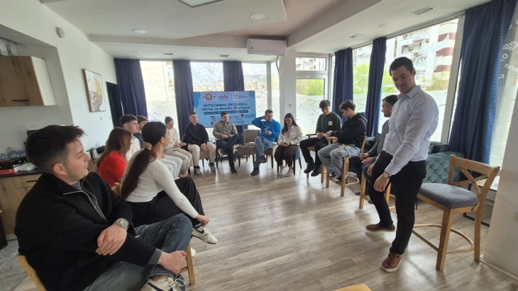 Млади од Кочани и Виница се обучуваа за претприемништво по светски признатата ЦЕФЕ методологија