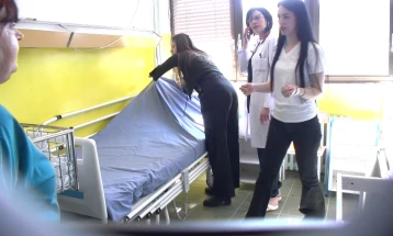 Средношколците од штипското текстилно училиште сошија посетелнини за Педијатрија