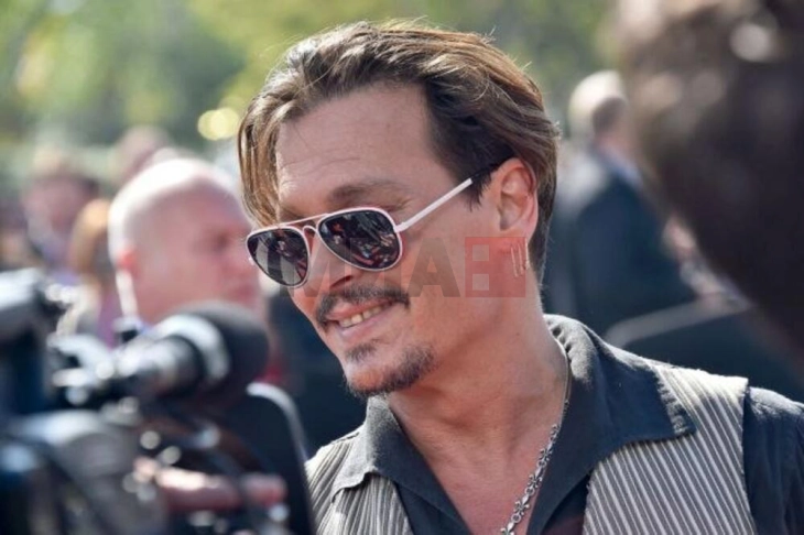 Џони Деп го претстави својот бренд на алкохолен пијалак откривајќи ја симболиката на неговото име