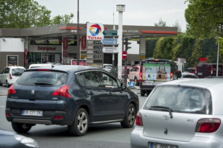 Rreth një e pesta e pompave të benzinës në Francë mbetën pa karburant