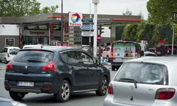 Rreth një e pesta e pompave të benzinës në Francë mbetën pa karburant