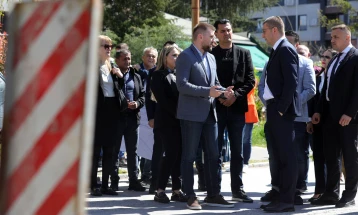 Премиерот Мицкоски и градоначалникот Митески извршија увид во градежните работи во општина Аеродром 