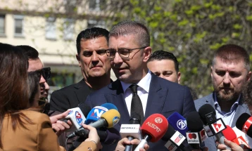 Kushtetuta dhe ligjet duhet të respektohen, thotë Mickoski për kërkesat për dhënien e provimit të jurisprudencës në gjuhën shqipe