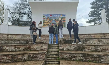 Младите исцртаа мурал за соживот во летниот амфитеатар во Гостивар