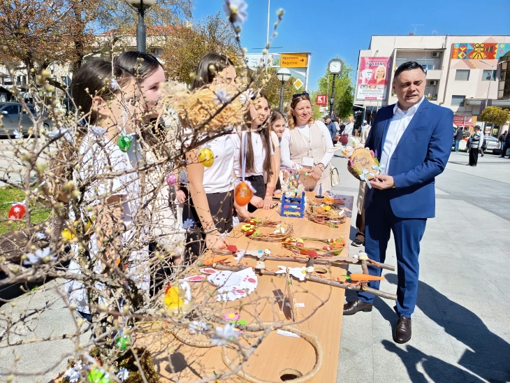 Велигденски базар во Кавадарци, се продаваа ракотворби од ученици, парите во хуманитарни цели  