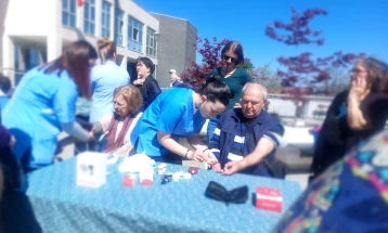 Екипа од велешката болница на граѓаните им проверуваа шеќер во крвта и им мереа крвен притисок